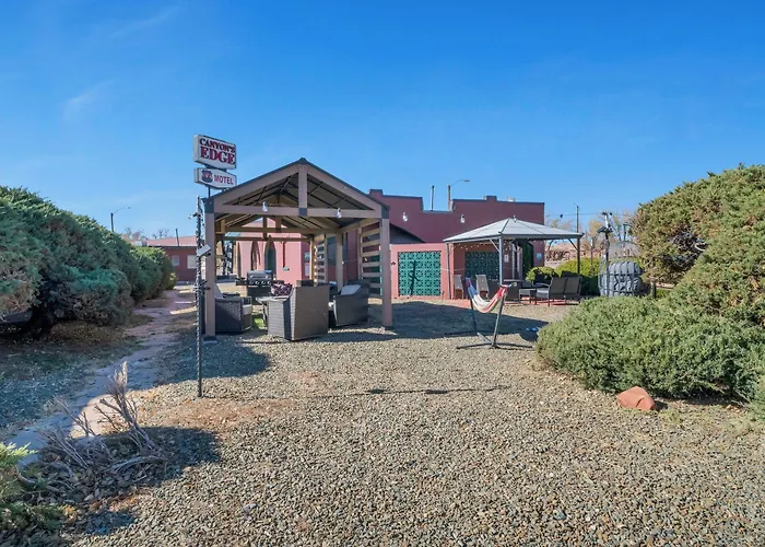 Canyon's Edge Route 66 Motel 2*